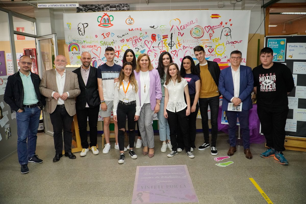 RosanaCLM's tweet photo. El @iesriojucar de #Madrigueras es un centro referente, que desarrolla numerosos programas. Trabajan metodologías #STEAM, iniciativas medioambientales, Carmenta, etc. 

👉https://t.co/5wHnKNY5iD https://t.co/U5cJrAzjdq