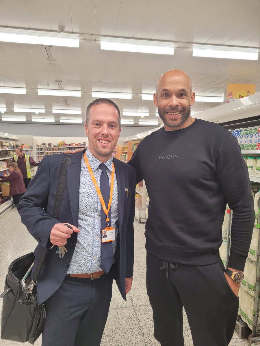 edwolves's tweet photo. Absolutely fantastic to bump into @MattMurray20 today! It was also great to see he already knows about the great work @StGilesHospice does in the community! Thanks for speaking today! Total Gent! https://t.co/jn6MadHnKN