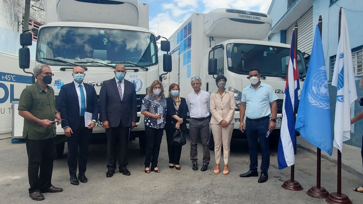 WFP_Cuba's tweet photo. #PMACuba, @LolaCastroWFP, Directora Regional de @WFP_es y autoridades nacionales participan en la ceremonia oficial de entrega de 4 contenedores, 2 camiones refrigerados y otros insumos a @Emcomed1, para contribuir a la vacunación masiva ante la #COVID19. https://t.co/2k95mqFhq9