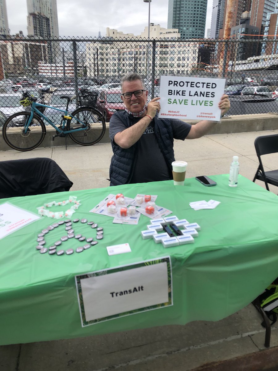 LAShepard221's tweet photo. It’s Pop-up Plaza Day at @LaGuardiaCC!!! Students are out enjoying the campus life they’ll have if @NYC_DOT makes this permanent. @TransAlt Queens is here with students who want to @Bike2LaGuardia but can’t because the streets around the school are too dangerous. https://t.co/2FLP2tWXWp