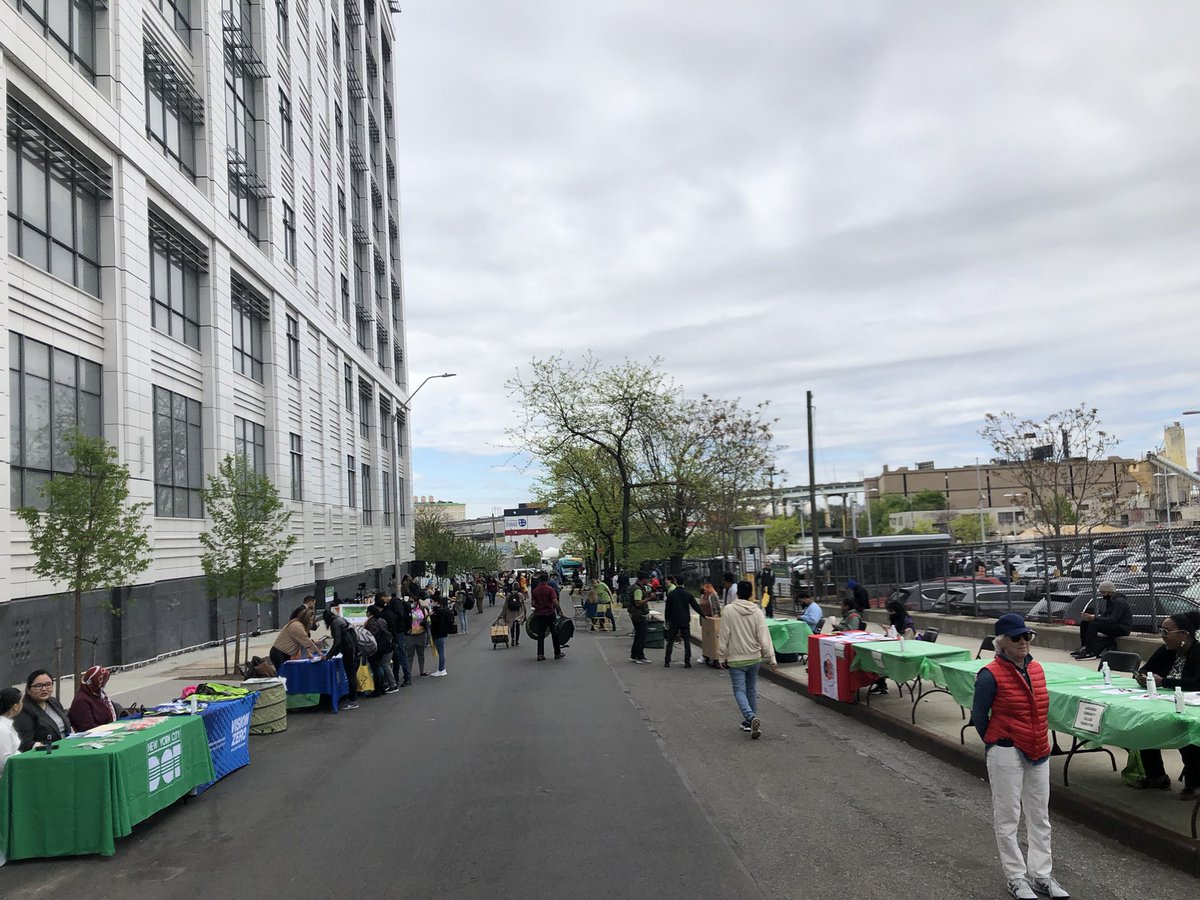 LAShepard221's tweet photo. It’s Pop-up Plaza Day at @LaGuardiaCC!!! Students are out enjoying the campus life they’ll have if @NYC_DOT makes this permanent. @TransAlt Queens is here with students who want to @Bike2LaGuardia but can’t because the streets around the school are too dangerous. https://t.co/2FLP2tWXWp