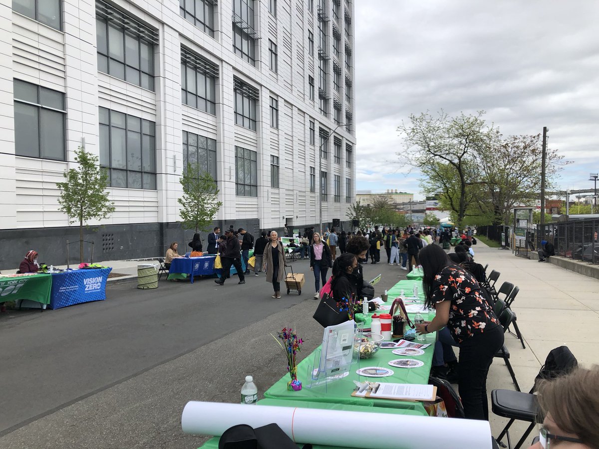 LAShepard221's tweet photo. It’s Pop-up Plaza Day at @LaGuardiaCC!!! Students are out enjoying the campus life they’ll have if @NYC_DOT makes this permanent. @TransAlt Queens is here with students who want to @Bike2LaGuardia but can’t because the streets around the school are too dangerous. https://t.co/2FLP2tWXWp