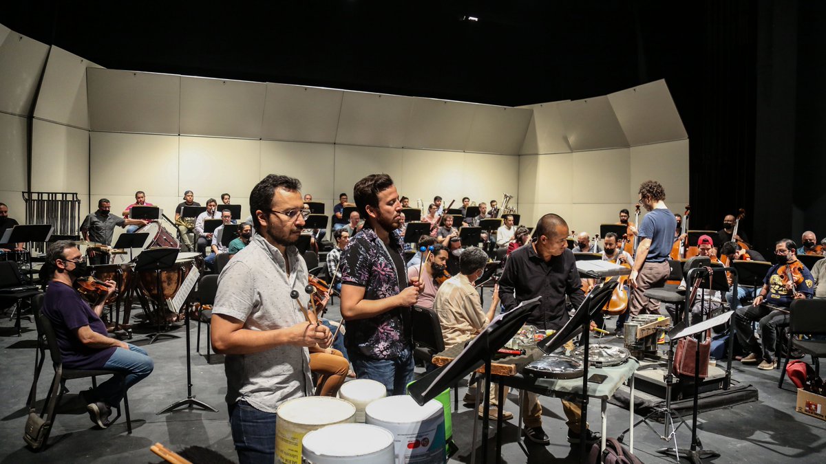 migueldelreal's tweet photo. Durante en el ensayo para el próximo concierto con la @OsslaOficial y SAFA, Ensamble de Percusiones 🎼
Contaremos con 2 funciones, las 2 con entrada libre:
Jueves 12 de mayo en el Pablo de Villavicencio.
Viernes 13 de mayo en la Torre Académica de la UAS.
#SalmonDelReal https://t.co/XOj7QvltWn