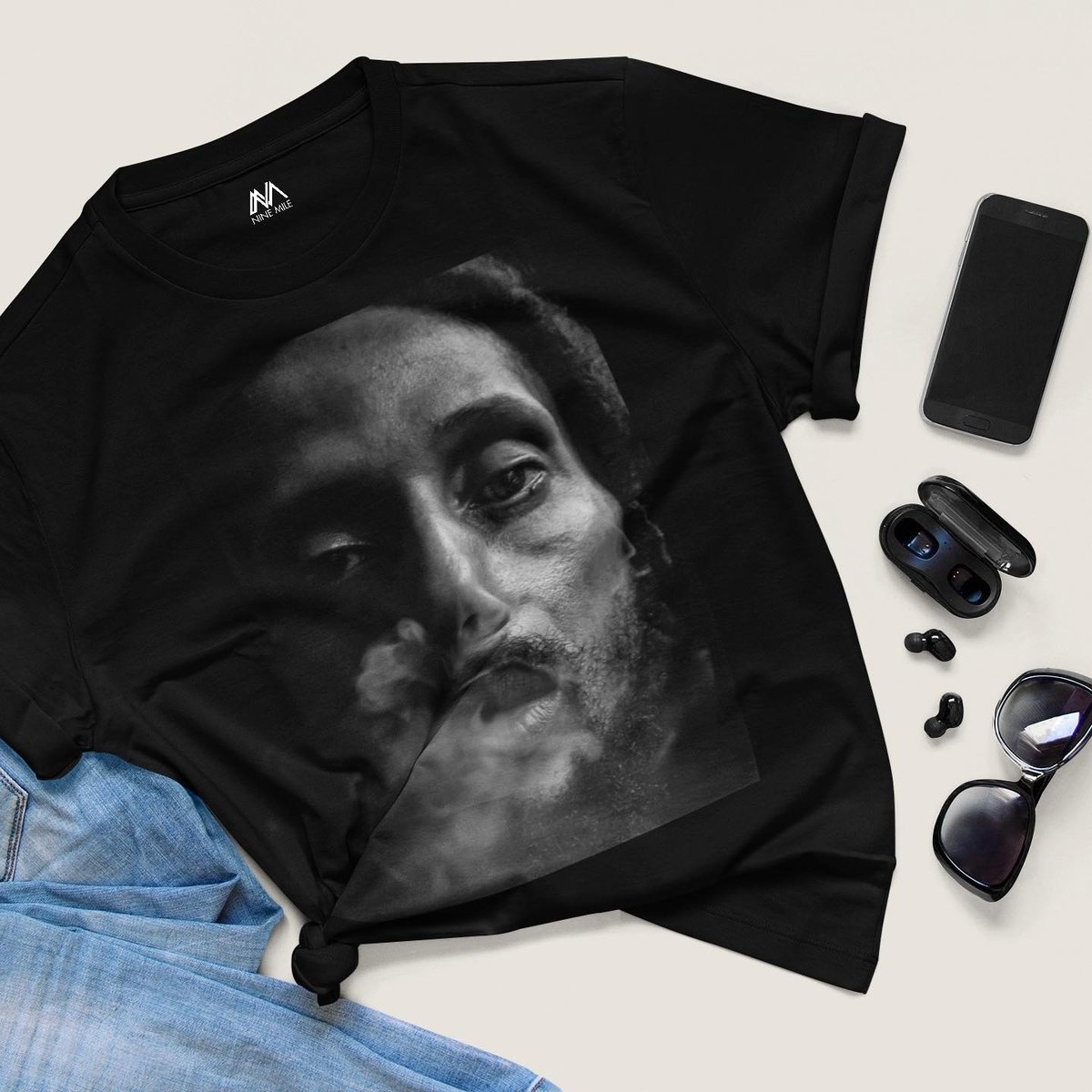 JuJuRoyalBrand's tweet photo. Outfit of choice, the #JulianMarley โBlow Smokeโ Tee ๐จโ
Be bold and confident in everyday fashion!โ
Nine Mile x Julian Marley Collabโ โ
.โ
.โ
.โ
#wednesdayvibes #rockawear #ninemileclothing #julianmarley #boomdraw #marley #rasta #juju #jujuroyal #jujuroyalworldwide https://t.co/wrXUwAnV3I