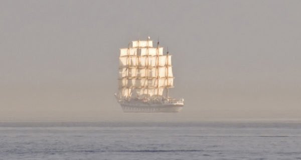 Bouteflikov's tweet photo. Quand les conditions climatiques sont réunies, il est possible de voir une «Fata Morgana» : des bateaux ou d’autres objets qui semblent être en lévitation. Ce phénomène se produit généralement dans l'océan, où il fut aperçu par des Croisés qui l’attribuaient à la Fée Morgane. https://t.co/P3LCXfZGNe