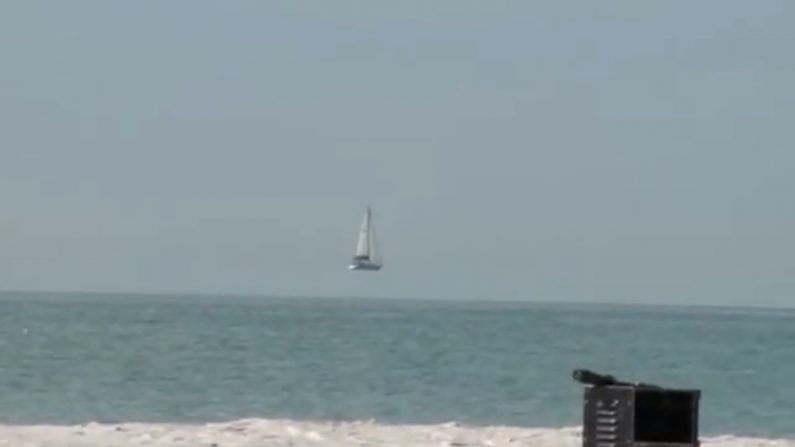 Bouteflikov's tweet photo. Quand les conditions climatiques sont réunies, il est possible de voir une «Fata Morgana» : des bateaux ou d’autres objets qui semblent être en lévitation. Ce phénomène se produit généralement dans l'océan, où il fut aperçu par des Croisés qui l’attribuaient à la Fée Morgane. https://t.co/P3LCXfZGNe