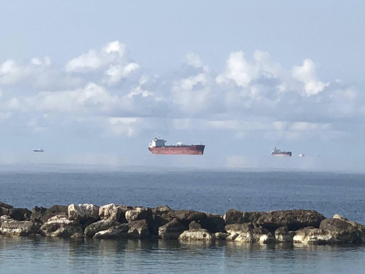 Bouteflikov's tweet photo. Quand les conditions climatiques sont réunies, il est possible de voir une «Fata Morgana» : des bateaux ou d’autres objets qui semblent être en lévitation. Ce phénomène se produit généralement dans l'océan, où il fut aperçu par des Croisés qui l’attribuaient à la Fée Morgane. https://t.co/P3LCXfZGNe