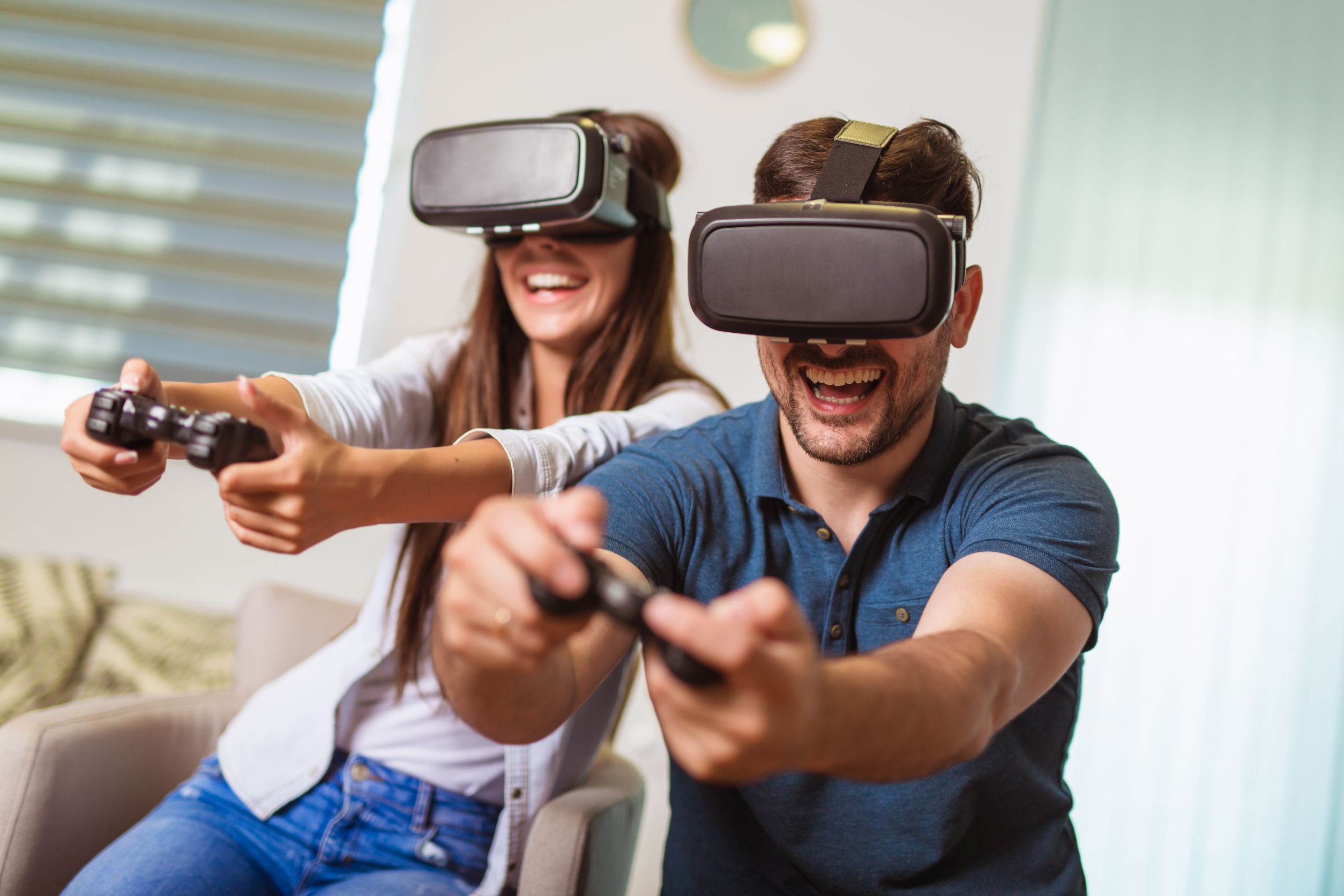 VR очки парень и девушка