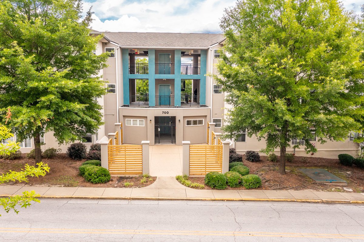 Walk2campus_USC's tweet photo. Still looking for housing for 2022-23? Look not further! We still have 2-4BR units available at Carolina Heights and The Yards Townhomes! 

Email columbia@walk2campus.com or call 803-708-7330 for more information! https://t.co/oERfuH13pq

#uofsc #studenthousing #closelife https://t.co/YuLfvqqVmB