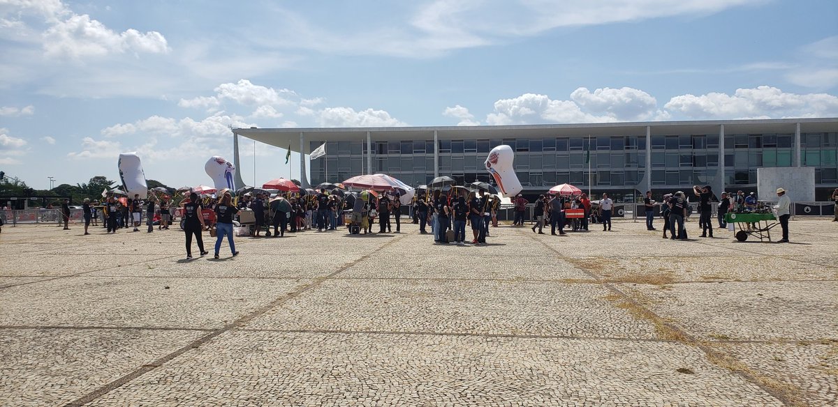 jcampos_f's tweet photo. A greve do INSS na praça dos Três Poderes, em frente ao Palacio da Alvorada. Reajuste, Carreira Típica, Condições de Trabalho. https://t.co/rM9MrmXlWJ