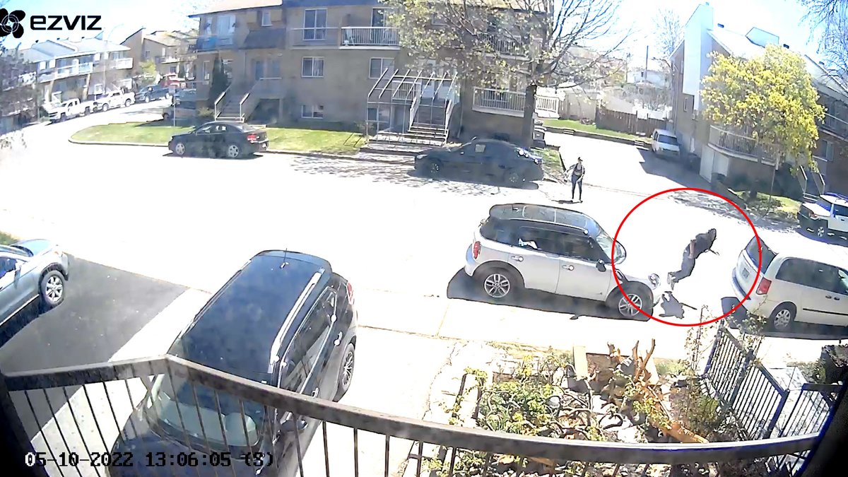 tvanouvelles's tweet photo. FUSILLADE EN PLEIN JOUR | Une caméra de surveillance a enregistré toute la scène qui s’est déroulée à la vitesse de l’éclair à Laval: voyez la vidéo   https://t.co/vo6uSZMiYI https://t.co/Y4zInhk0Ep