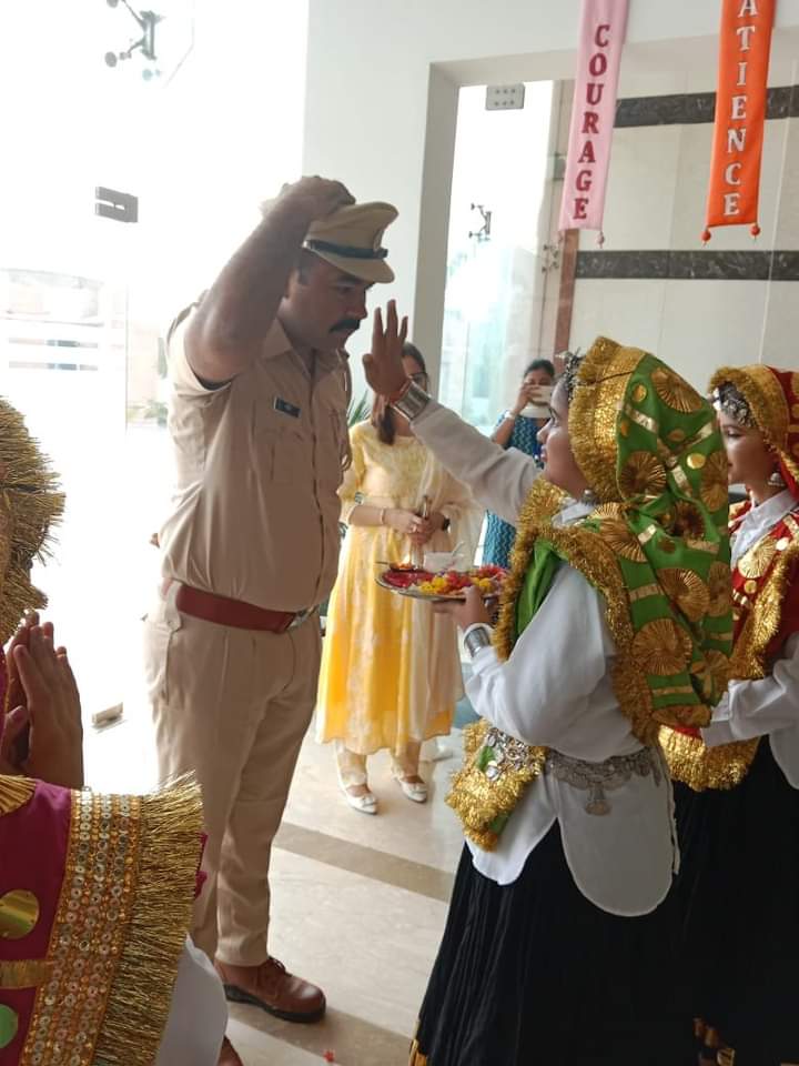 heritage_school's tweet photo. Today we had a wonderful awareness session for our students of classes VI to XII by Special Team of Haryana Police on various sensitive topics like Cyber Crime, Sexual Harassments', Narcotics, Traffic Rules etc. The team was led by Ms. Savita Rani, incharge SPC. https://t.co/f0gOhvk6zA