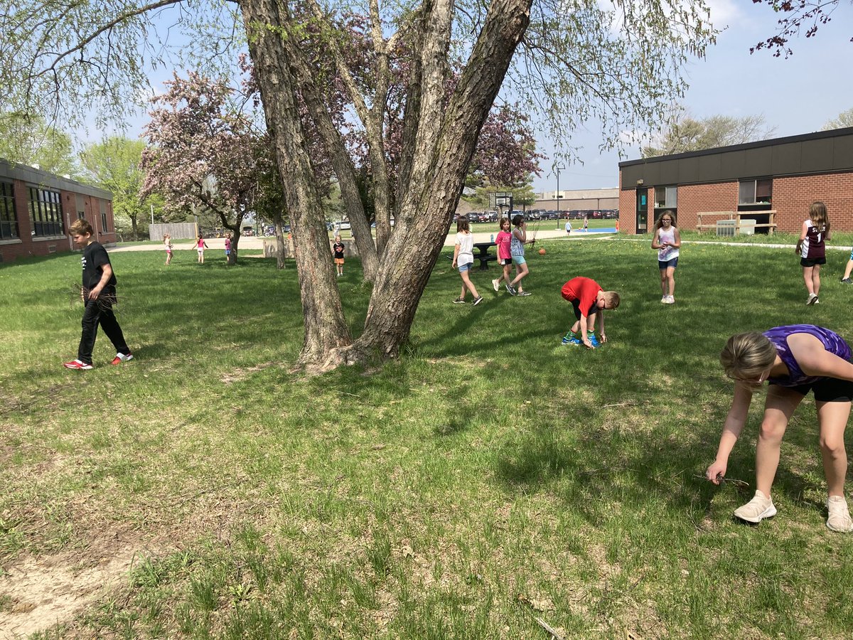 tierneyrowe's tweet photo. Cleaning up the courtyard today at WE. Thanks @gregbatenhorst for coordinating the day! #WEatMV #community #MVCSD https://t.co/msaM5z7X22