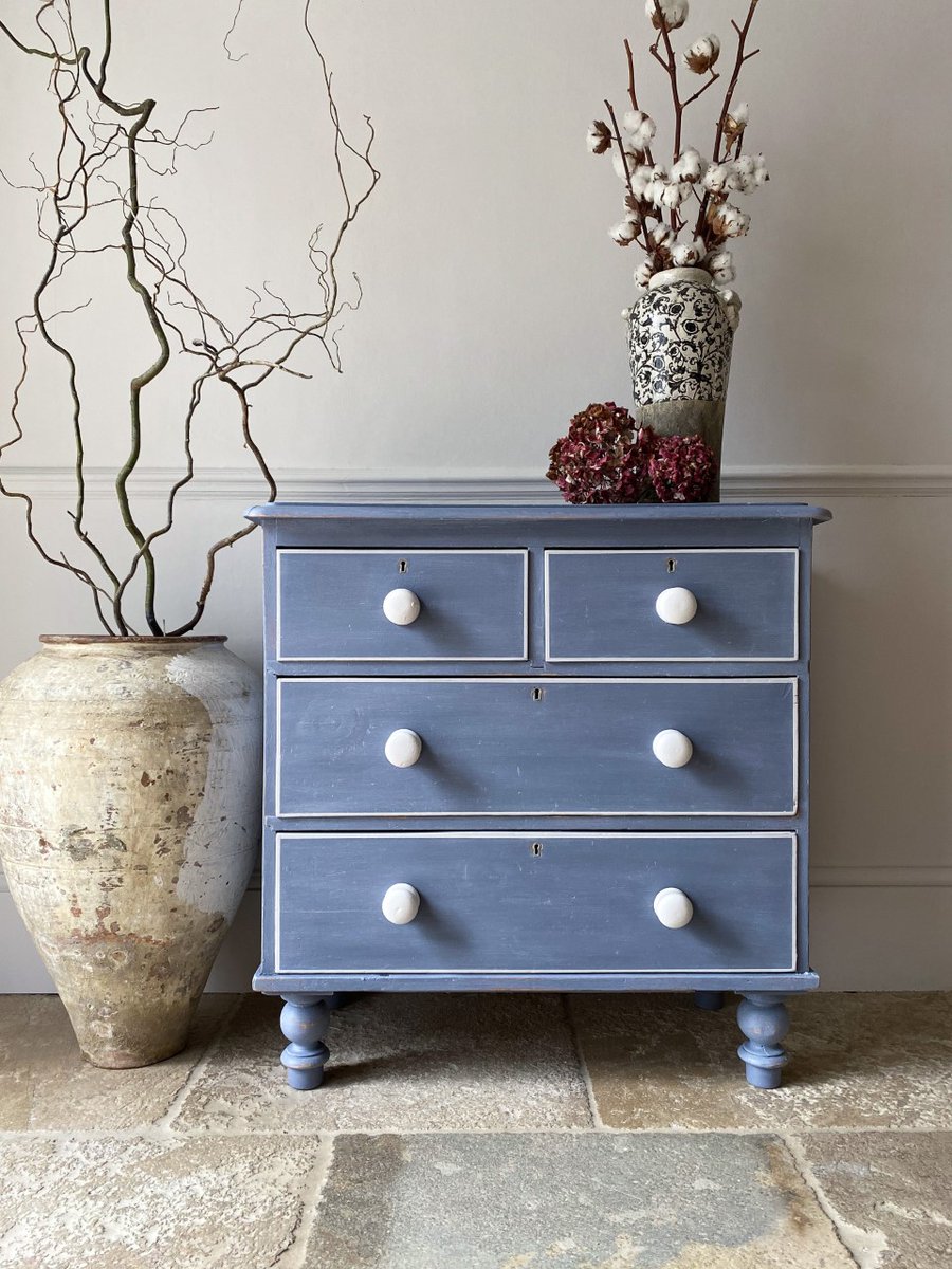 chalkpaint's tweet photo. (IG)@prioryantiquesstudio used Chalk Paint purples in romantic Old Violet and mauve-tinted grey Paloma to upcycle this sweet little chest of drawers. We love Henry and his unmistakably romantic rustic pieces.
#ChalkPaint #PurpleFurniture #OldViolet #PurpleChalkPaint https://t.co/QaPUwHr9Di