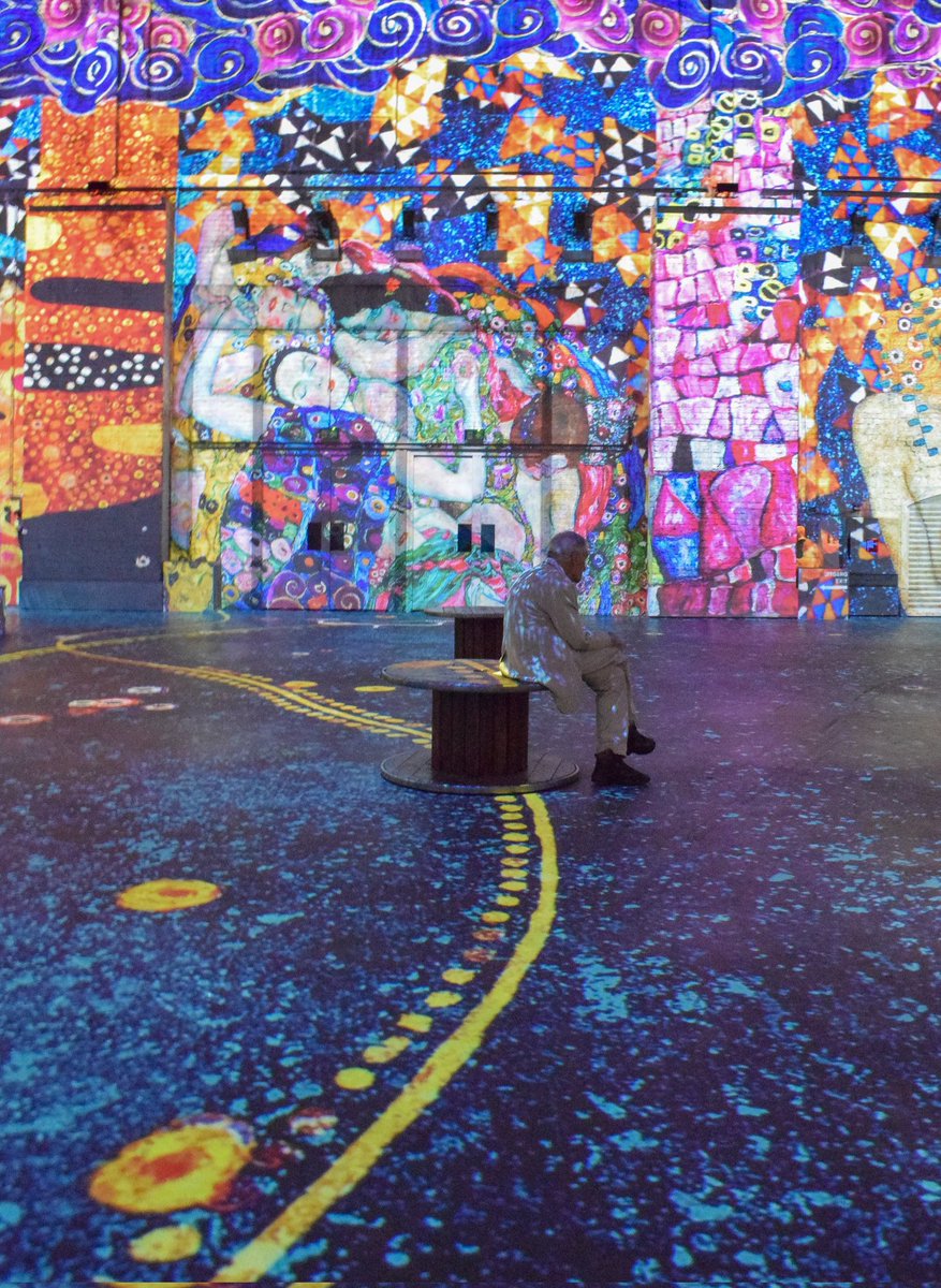 karincijsouw's tweet photo. De projecties van de kunst op de muren/grond rondom + muziek 🎵 is ádembenemend en indrukwekkend mooi! #vanmijnsokkenafgeblazen #mustsee #Breathtaking #ArtofLegends #fabriquedeslumieres #gustavklimt #hundertwasser #art #Culturespaces #artwork #westergasfabriek https://t.co/ZboszwKYGz