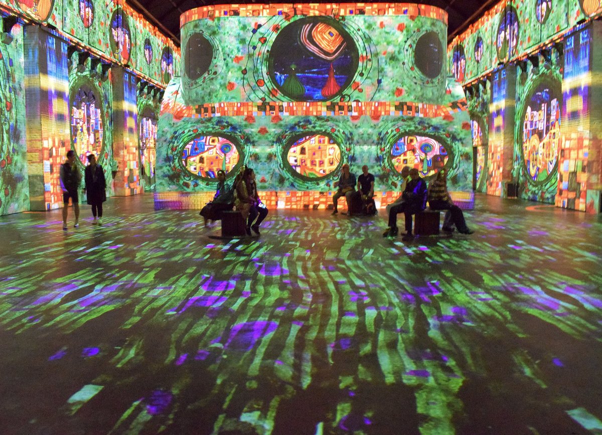 karincijsouw's tweet photo. De projecties van de kunst op de muren/grond rondom + muziek 🎵 is ádembenemend en indrukwekkend mooi! #vanmijnsokkenafgeblazen #mustsee #Breathtaking #ArtofLegends #fabriquedeslumieres #gustavklimt #hundertwasser #art #Culturespaces #artwork #westergasfabriek https://t.co/ZboszwKYGz