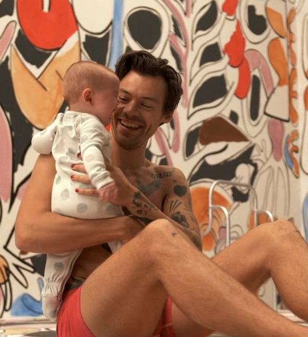 adoresyou28's tweet photo. Me watching Harry Styles holding a baby https://t.co/Id1Q7Sp2Ac