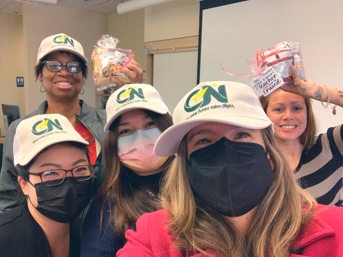 MsSandoval5's tweet photo. Thank you @Dr_Barile for coming around and bringing us goodies and 🧢 hats! Best boss around, there goes our diets! #sophomoreplcteam #cehslangarts #gocen10go #numnums 🍪 🍬 👩🏽🏫🍫☕️ https://t.co/BozDNdVfNS