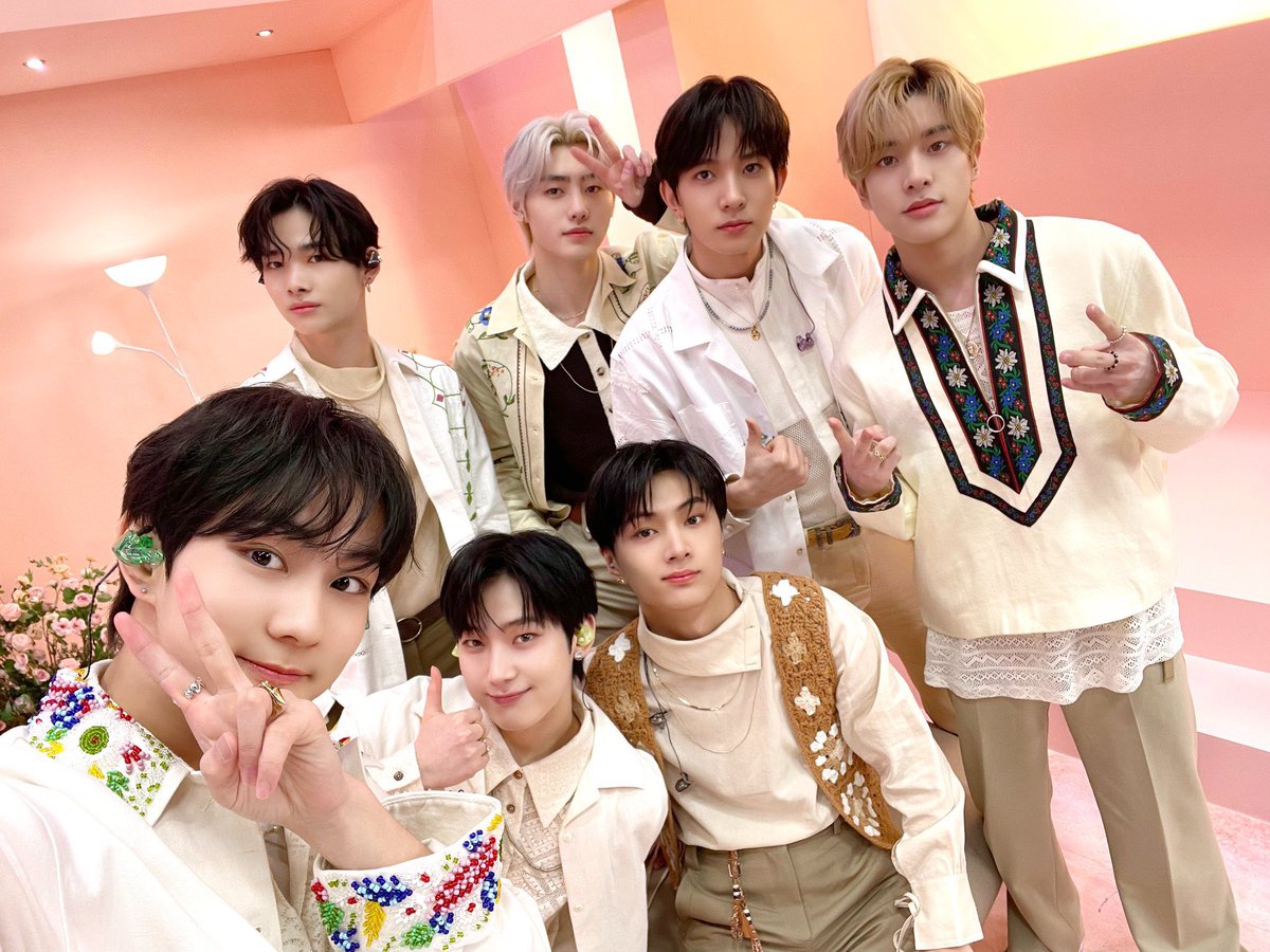 kivsunoo's tweet photo. Announced cheerfully, a cheerful song that gently pushed all the masses from behind. We perform 'ALWAYS' which is one of ENHYPEN's choises to illustrate how the seven of us will always be by ENGENE's side at BUZZRHYTHM02. https://t.co/HHVo1z3iRf