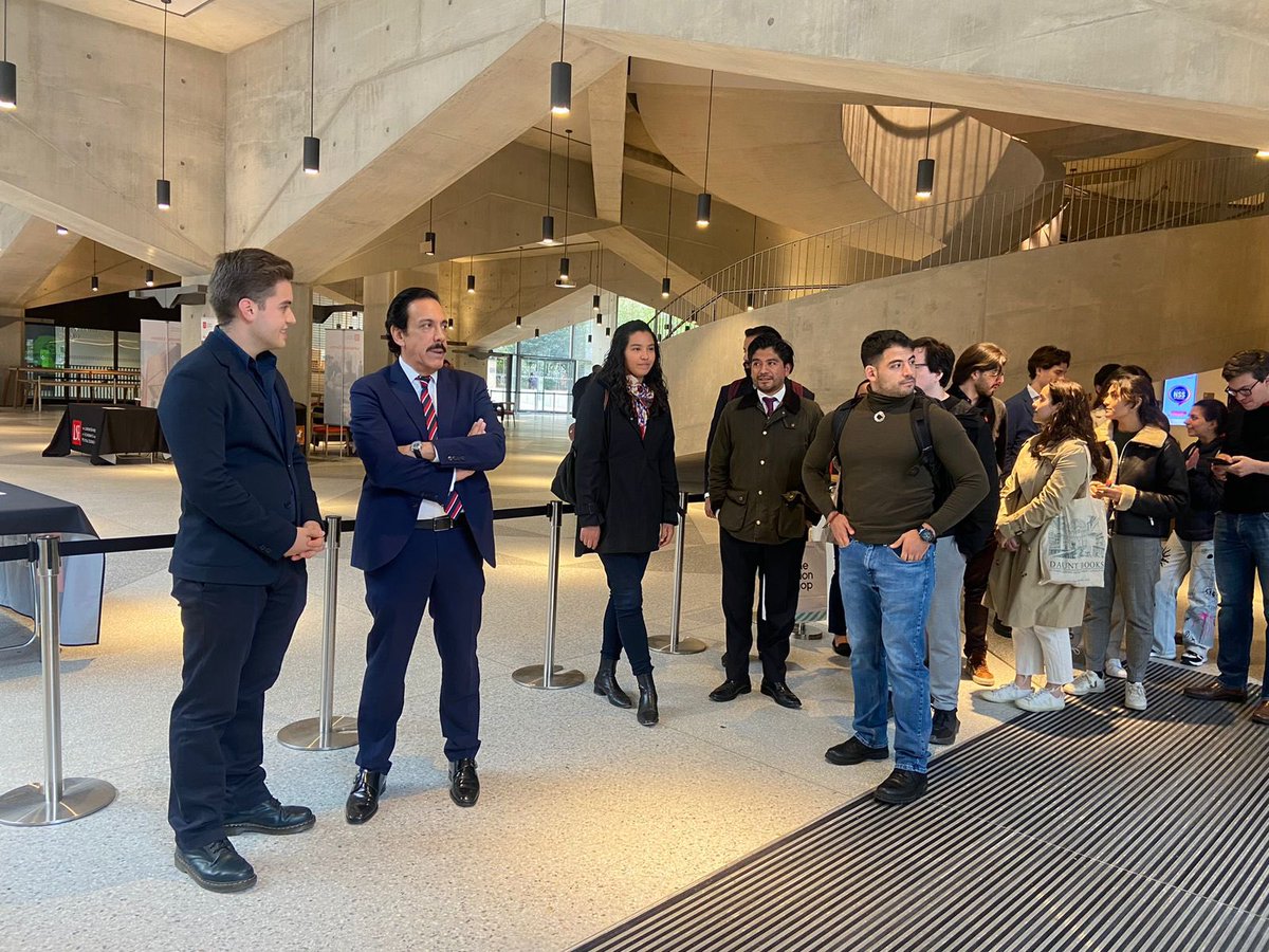 omarfayad's tweet photo. Además de este acercamiento y diálogo con estudiantes mexicanos 🇲🇽, recorrimos las instalaciones de ambas universidades en Inglaterra 🇬🇧. https://t.co/CA754nC1Vv