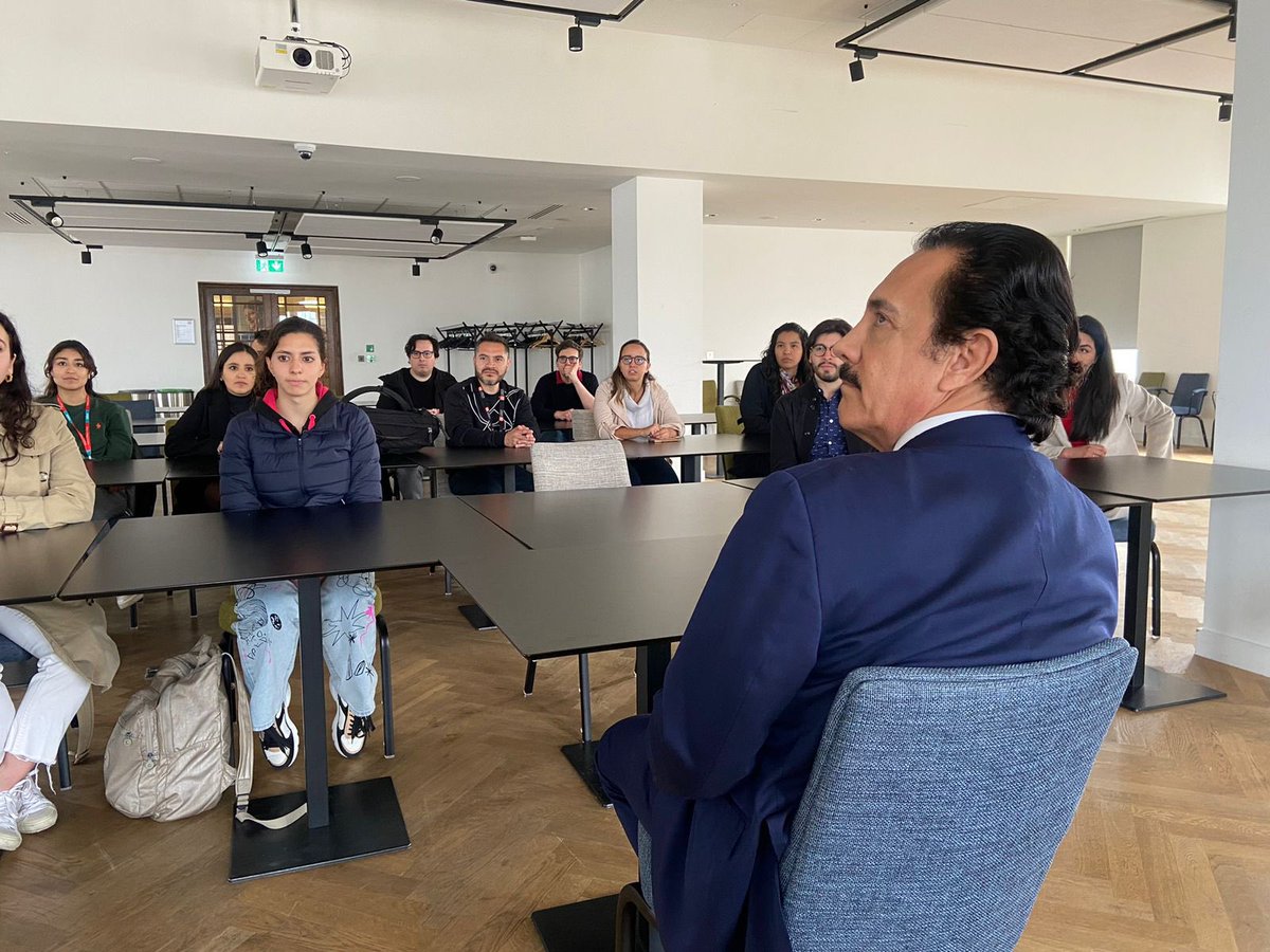 omarfayad's tweet photo. Además de este acercamiento y diálogo con estudiantes mexicanos 🇲🇽, recorrimos las instalaciones de ambas universidades en Inglaterra 🇬🇧. https://t.co/CA754nC1Vv