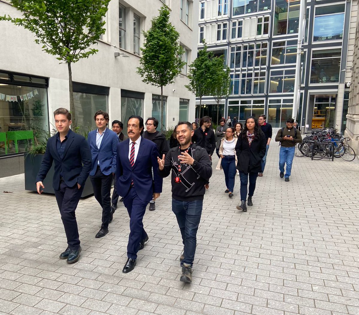 omarfayad's tweet photo. Además de este acercamiento y diálogo con estudiantes mexicanos 🇲🇽, recorrimos las instalaciones de ambas universidades en Inglaterra 🇬🇧. https://t.co/CA754nC1Vv