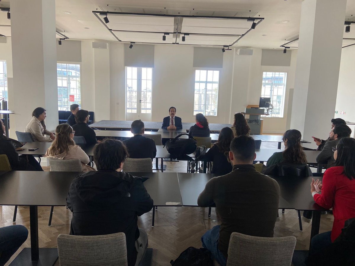 omarfayad's tweet photo. Además de este acercamiento y diálogo con estudiantes mexicanos 🇲🇽, recorrimos las instalaciones de ambas universidades en Inglaterra 🇬🇧. https://t.co/CA754nC1Vv