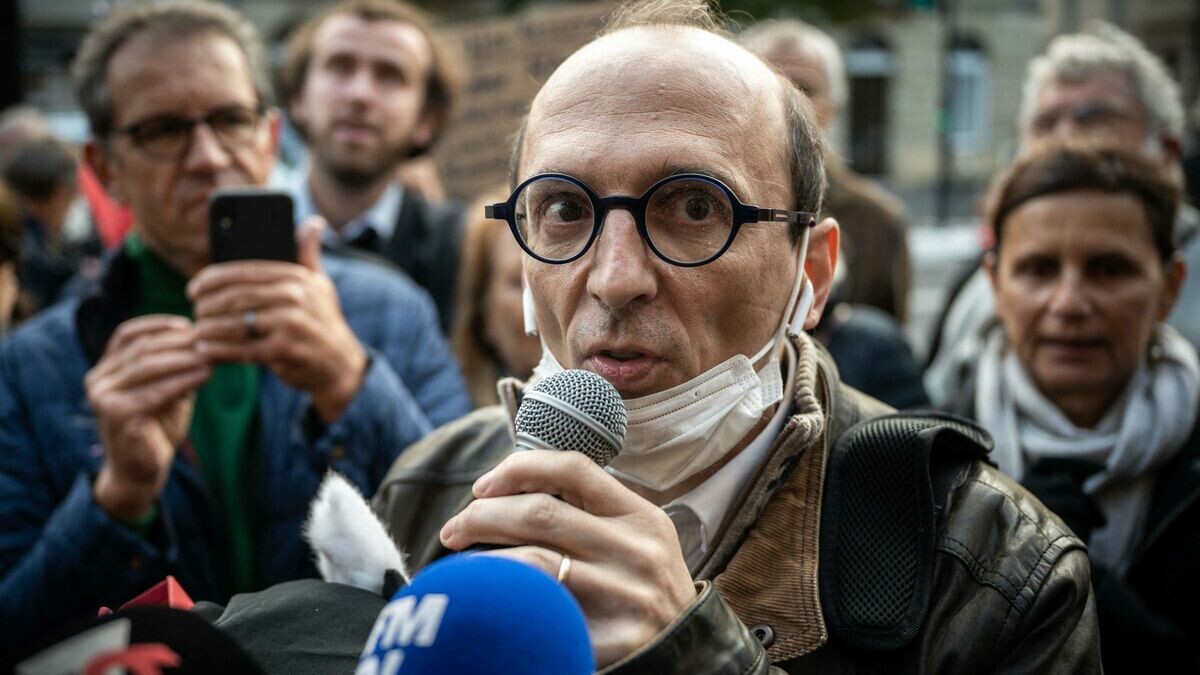 le_Parisien's tweet photo. 🗣️«Di Vizio a prolongé le calvaire de mon fils» 

Le Canard enchaîné raconte comment l’avocat et figure du mouvement anti-vaccins Fabrice Di Vizio a mis un coup d’arrêt au protocole de sédation d’un homme souffrant d’une infection respiratoire incurable
➡️ https://t.co/4coNvjI2x0 https://t.co/kTCsXTpBMv