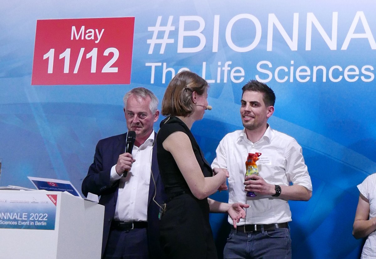 vfapharma's tweet photo. Klasse gemacht, sagt #vfabio: Den zweiten Platz beim #BIONNALE #SpeedLectureAward 2022 errang Jan Ole Kaufmann @ChariteBerlin und Bundesanstalt für Materialforschung &amp; -prüfung @BAMResearch.
Den Wettbewerb sponsorn @HealthCapitalBB und #vfabio @vfapharma https://t.co/7WaT9j3cyg