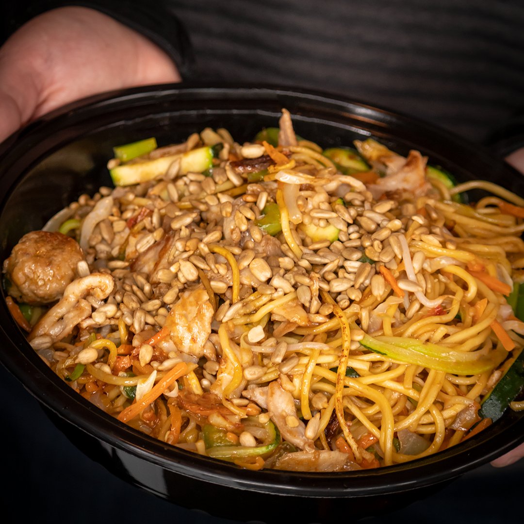 Why don't you go ahead and get exactly what you want for lunch?!
.
..
Create your own carry-out dream lunch! Only at HuHot
..
.
#huhot #mongoliangrill #mongolian #grill #bbq #createyourown #allyoucaneat #stirfry #noods #sendnoods #noodles #yakisoba #chopsticks #healthy #lunch