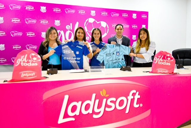 pizarrasportsec's tweet photo. “El gol de todas” es la nueva campaña impulsada por la marca #Ladysoft, que formalizó un auspicio para apoyar a las 22 jugadoras del equipo de fútbol femenino de @ElectricasCSE ⚡🟣 https://t.co/FD4GCRw1fy