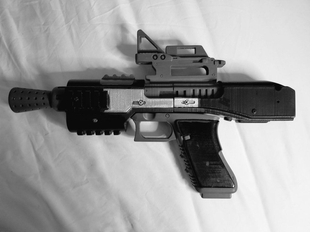 ElyseHaws's tweet photo. Finished up and sealed my Hux blaster!
#GeneralHux #StarWars #SWtfa #StarWarscosplay #starwarsprops https://t.co/VlaOAdVOZ8