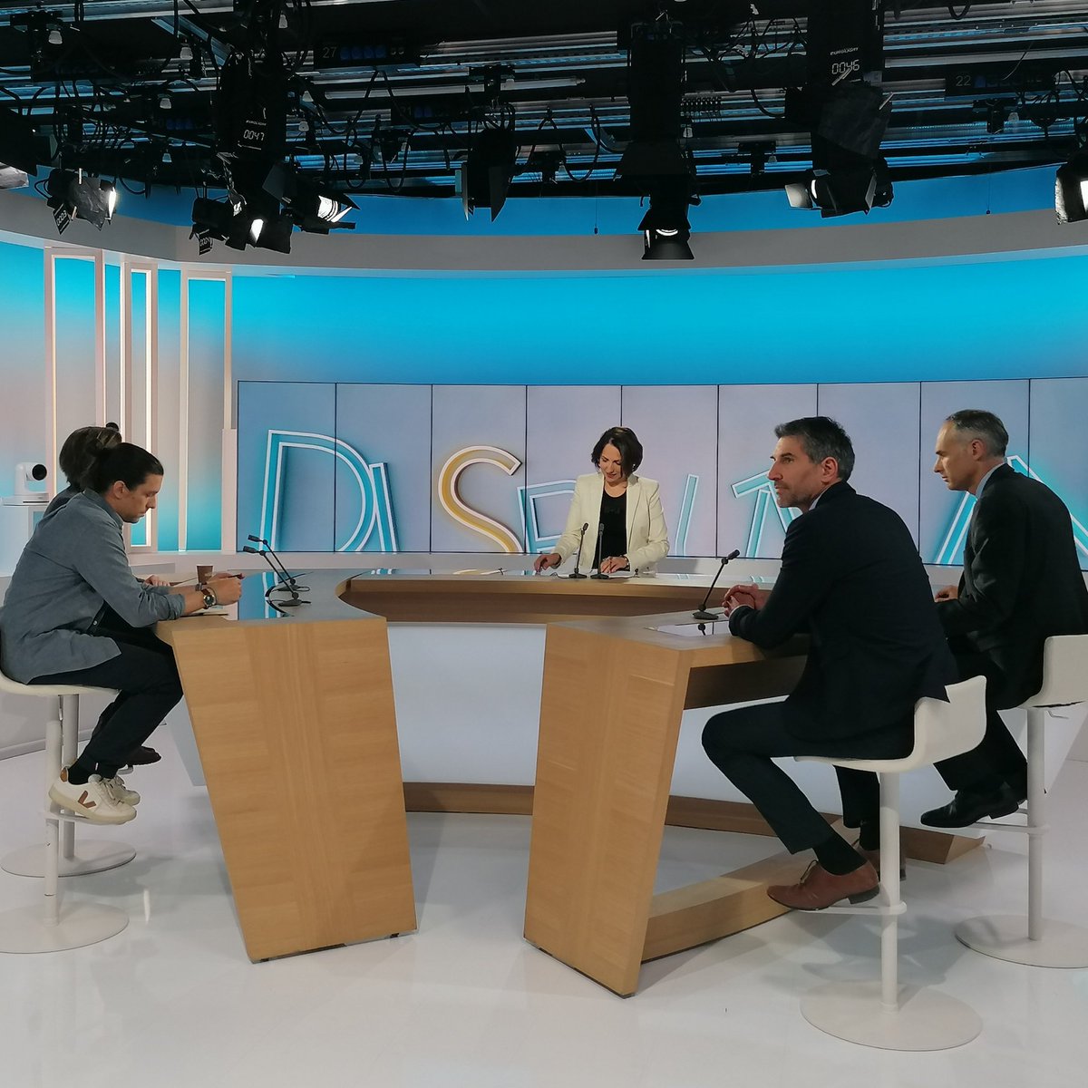reseau_canope's tweet photo. [On air] @VinctMichaud était invité de @F3PoitouChtes pour parler d'école connectée et du rôle de @reseau_canope.
Emission "Disputandum" a suivre ce soir à 21h sur @France3NoA, puis sur @F3PoitouChtes ce vendredi à 9h. https://t.co/4kNIT0jp7t