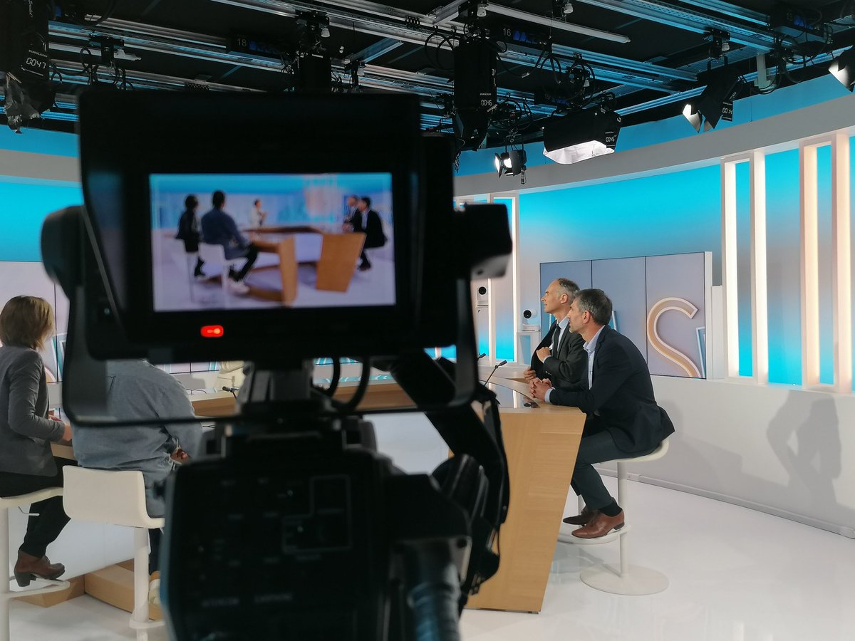 reseau_canope's tweet photo. [On air] @VinctMichaud était invité de @F3PoitouChtes pour parler d'école connectée et du rôle de @reseau_canope.
Emission "Disputandum" a suivre ce soir à 21h sur @France3NoA, puis sur @F3PoitouChtes ce vendredi à 9h. https://t.co/4kNIT0jp7t