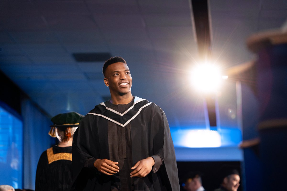 UoNphotography's tweet photo. Graduation smiles 🎓🎓🎓 #graduation #WeAreUoN #UniversityofNottingham #classof2020 #notts ##uniofnotts #lovenotts @uniofnottingham https://t.co/z8VzdVS5qw