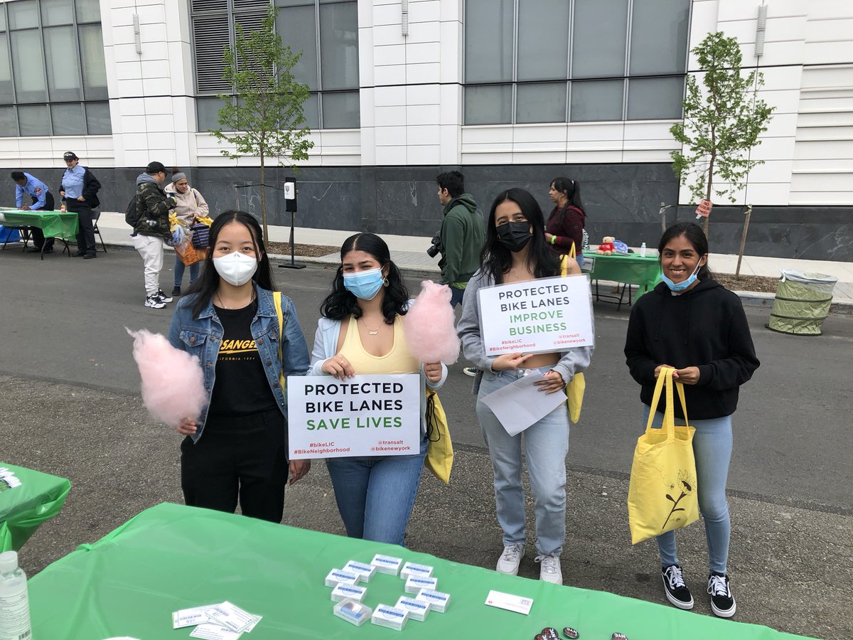 LAShepard221's tweet photo. @JimRockaway @LaGuardiaCC @TransAlt @34_ave @NYC_DOT Students ❤️ protected bike lanes! https://t.co/zvY30nzmn4