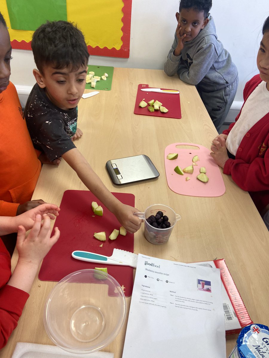 Miss_Patterson3's tweet photo. We loved making our smoothies today 🍊🍓🥤🍋 @missholroyd https://t.co/NJxhRow6ze