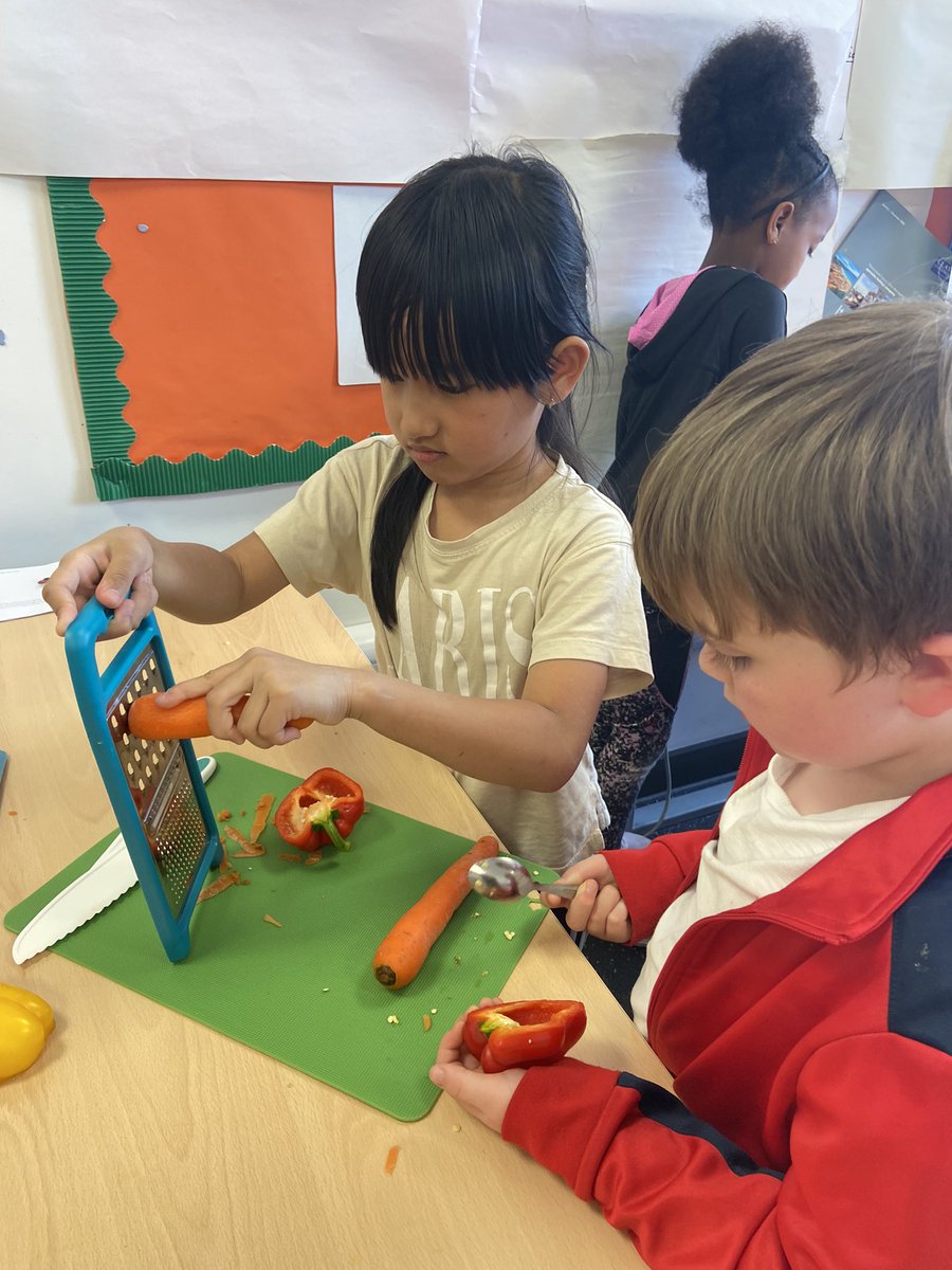 Miss_Patterson3's tweet photo. We loved making our smoothies today 🍊🍓🥤🍋 @missholroyd https://t.co/NJxhRow6ze
