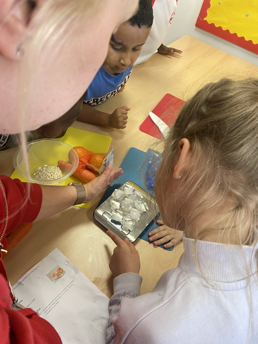Miss_Patterson3's tweet photo. We loved making our smoothies today 🍊🍓🥤🍋 @missholroyd https://t.co/NJxhRow6ze