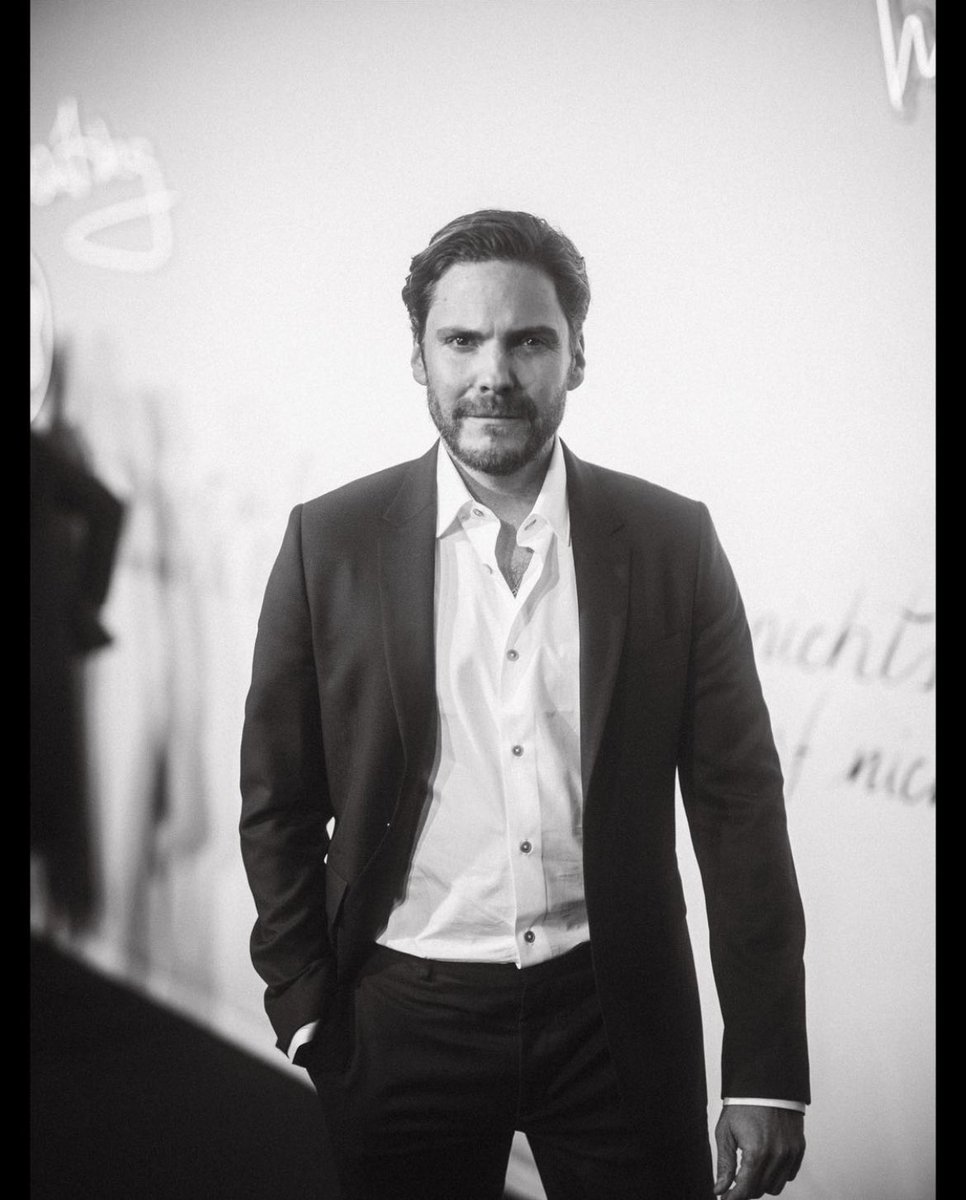 📱| Daniel Brühl vía Instagram
“If you love handwriting, go and check out the new #montblanchaus. So impressive! <a href="/montblanc_world/">Montblanc</a> #ad”