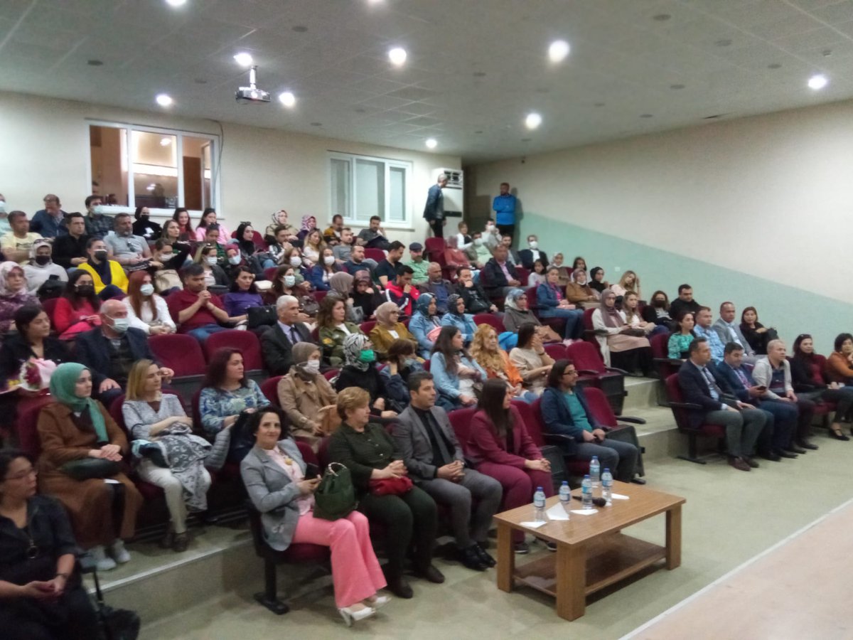 İlçemizde Başkent Öğretmen Atölyeleri kapsamında düzenlediğimiz 'Zaman Yönetimi' konulu seminere katkılarından dolayı @uni_amasya Eğitim Fakültesi PDR ABD Öğretim Üyesi Sn.Dr. @sareterziilhan Hocamıza kıymetli katkılarından dolayı teşekkür ederiz
@tcmeb
@MemAnkara
@Kalecikilcemem