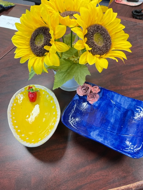 GrdmsMedia's tweet photo. Congrats to @KatyKingTheArt for her work with Empty Bowls.  This annual fundraiser will be featured in an upcoming edition of Georgia Magazine.  DMS is blessed to have an amazing teacher who focuses on her students and the community @GRDMSPrincipal @genraydavis @RockdaleSchools https://t.co/ttjZ1bRG9v