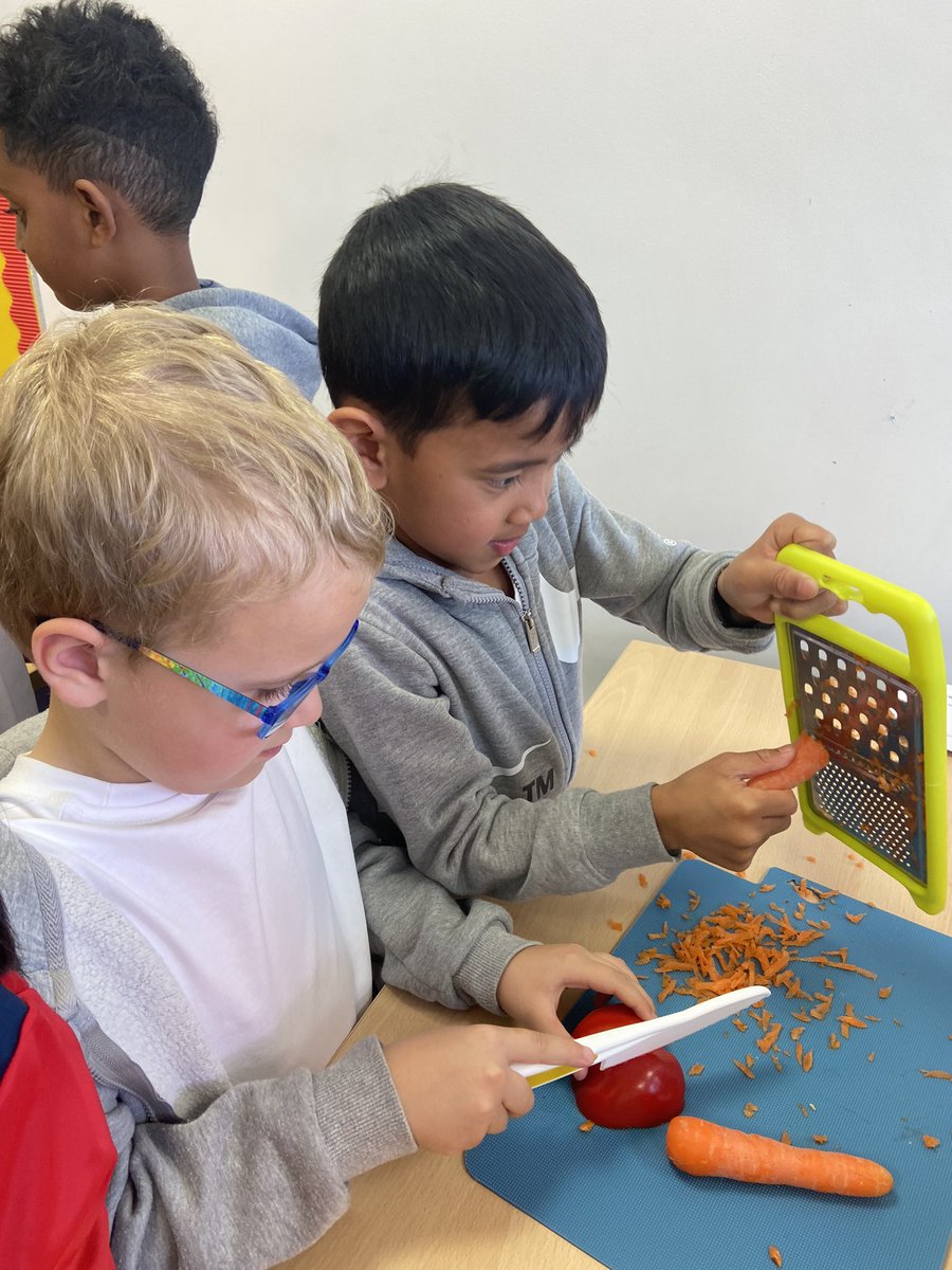 Miss_Patterson3's tweet photo. Lots of fun today making delicious smoothies 😋🥤🍓🍊🍋 https://t.co/u5xqDmMvyO