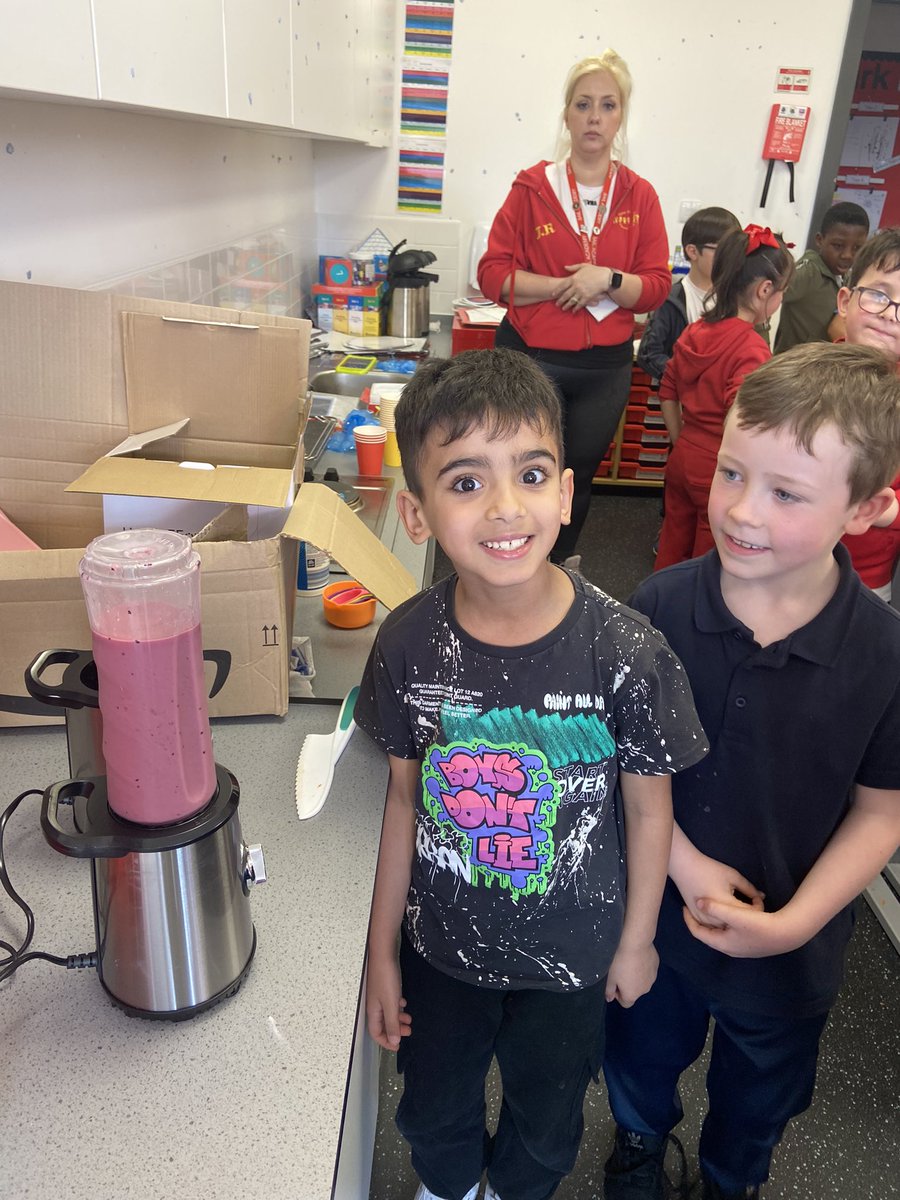 Miss_Patterson3's tweet photo. Lots of fun today making delicious smoothies 😋🥤🍓🍊🍋 https://t.co/u5xqDmMvyO