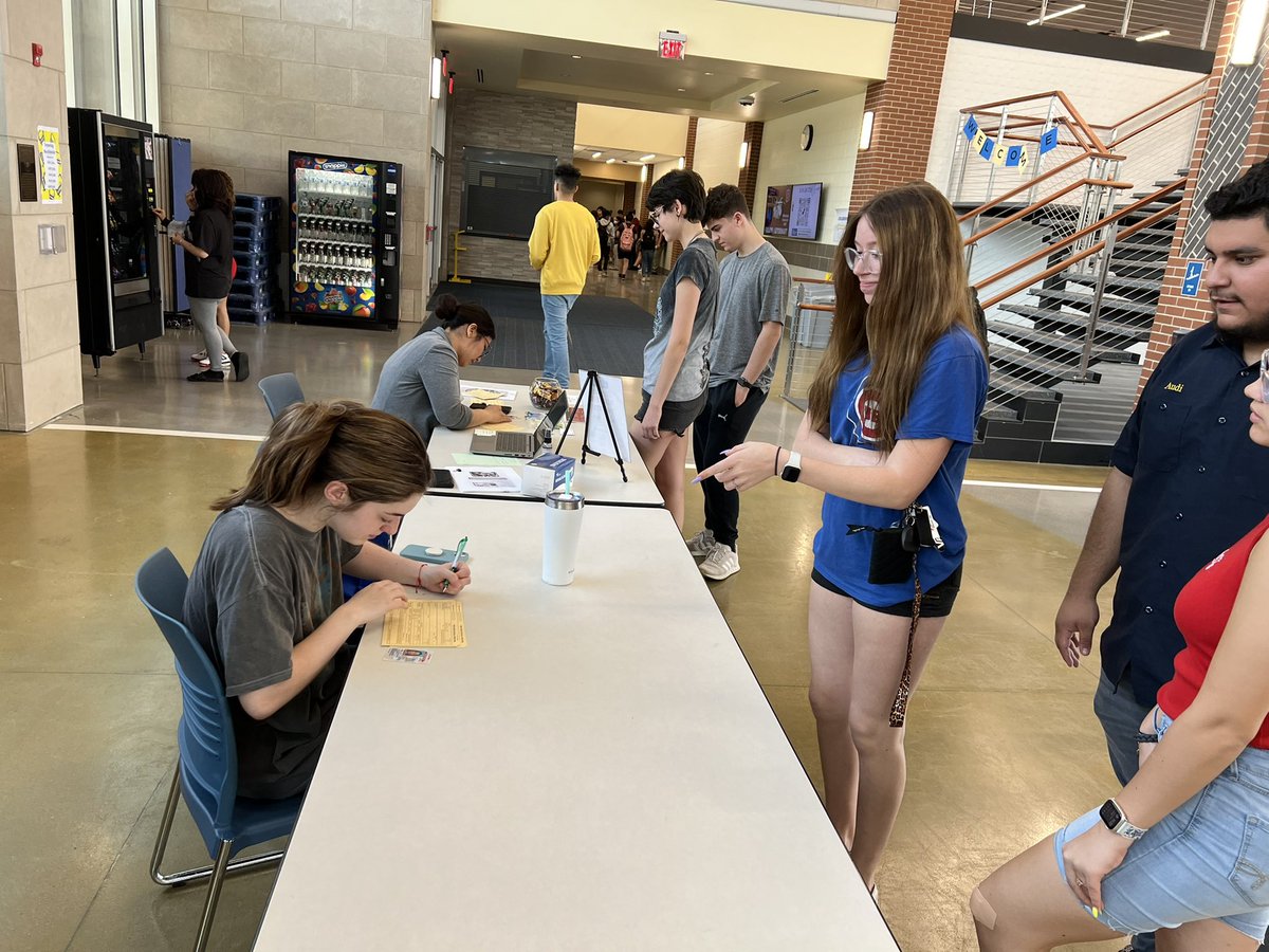 #Leydenpride students registering #Leydenpride students to vote. Democracy alive and well in the 2-1-2
<a href="/leydenpride212/">Leyden High Schools District 212</a>
