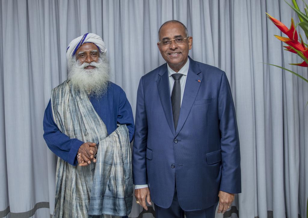 ACHIPatrick4's tweet photo. Échanges inspirants avec le maître yogi @SadhguruJV, en 🇨🇮 pour la #Cop15Abidjan, lui qui a tant agi pour la reforestation en Inde.
Il lance le mouvement mondial "Conscious Planet, Save Soil" contre la désertification des sols de notre 🌍.
Oui agissons #Ensemble !
#SaveSoil 🇮🇳🇨🇮 https://t.co/oQ9QsssicQ
