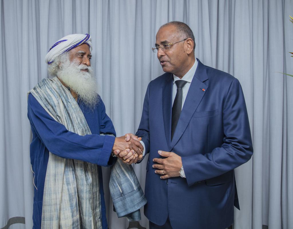 ACHIPatrick4's tweet photo. Échanges inspirants avec le maître yogi @SadhguruJV, en 🇨🇮 pour la #Cop15Abidjan, lui qui a tant agi pour la reforestation en Inde.
Il lance le mouvement mondial "Conscious Planet, Save Soil" contre la désertification des sols de notre 🌍.
Oui agissons #Ensemble !
#SaveSoil 🇮🇳🇨🇮 https://t.co/oQ9QsssicQ