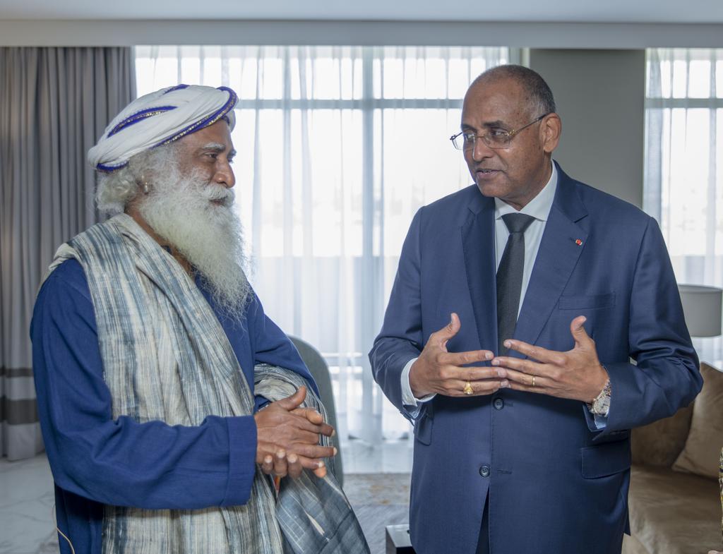 ACHIPatrick4's tweet photo. Échanges inspirants avec le maître yogi @SadhguruJV, en 🇨🇮 pour la #Cop15Abidjan, lui qui a tant agi pour la reforestation en Inde.
Il lance le mouvement mondial "Conscious Planet, Save Soil" contre la désertification des sols de notre 🌍.
Oui agissons #Ensemble !
#SaveSoil 🇮🇳🇨🇮 https://t.co/oQ9QsssicQ