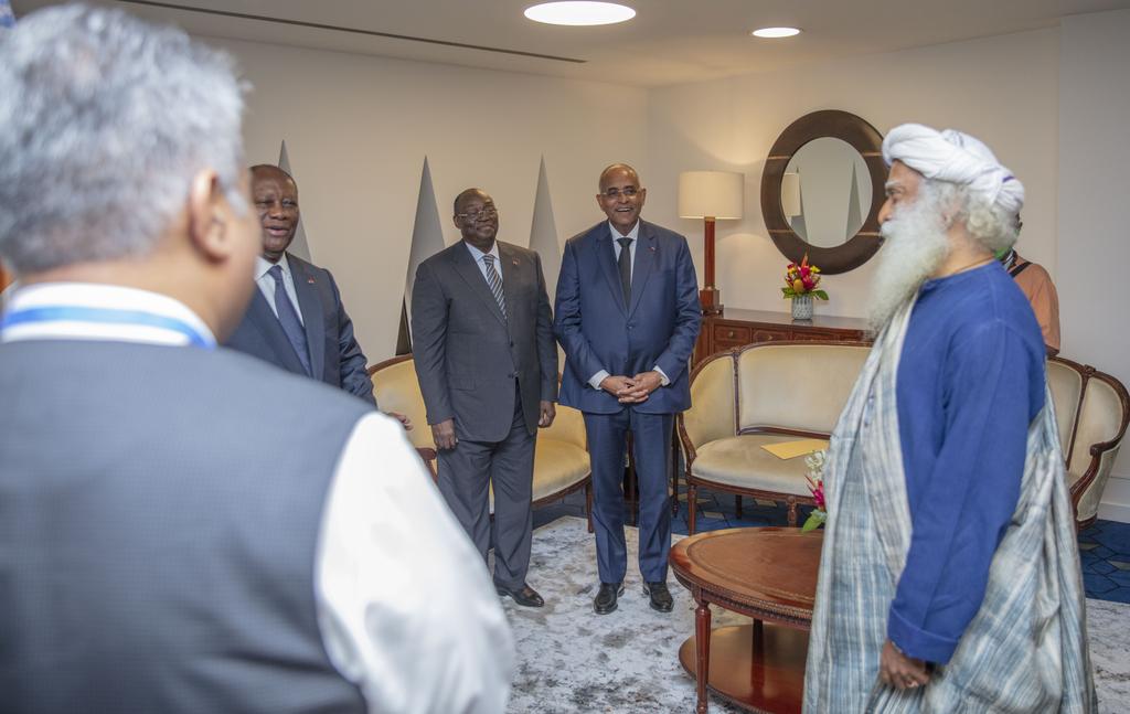 ACHIPatrick4's tweet photo. Échanges inspirants avec le maître yogi @SadhguruJV, en 🇨🇮 pour la #Cop15Abidjan, lui qui a tant agi pour la reforestation en Inde.
Il lance le mouvement mondial "Conscious Planet, Save Soil" contre la désertification des sols de notre 🌍.
Oui agissons #Ensemble !
#SaveSoil 🇮🇳🇨🇮 https://t.co/oQ9QsssicQ