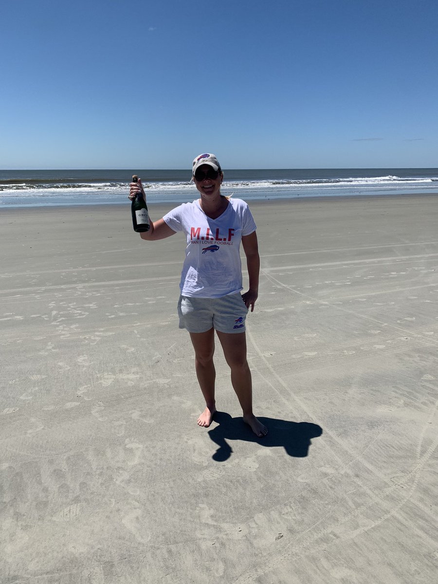 Aliciak614's tweet photo. Even on the beach you have to represent!  #gobills @BillsMafiaBabes @BuffaloBills https://t.co/ks6QmYxHn6